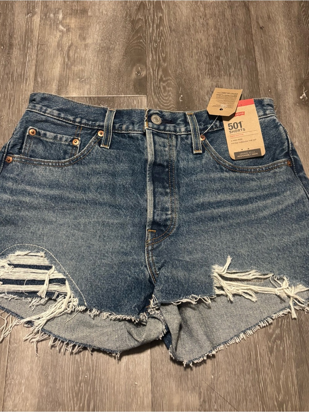 NWT Levi’s Women’s High Waisted 501 Distressed Shorts Size 28